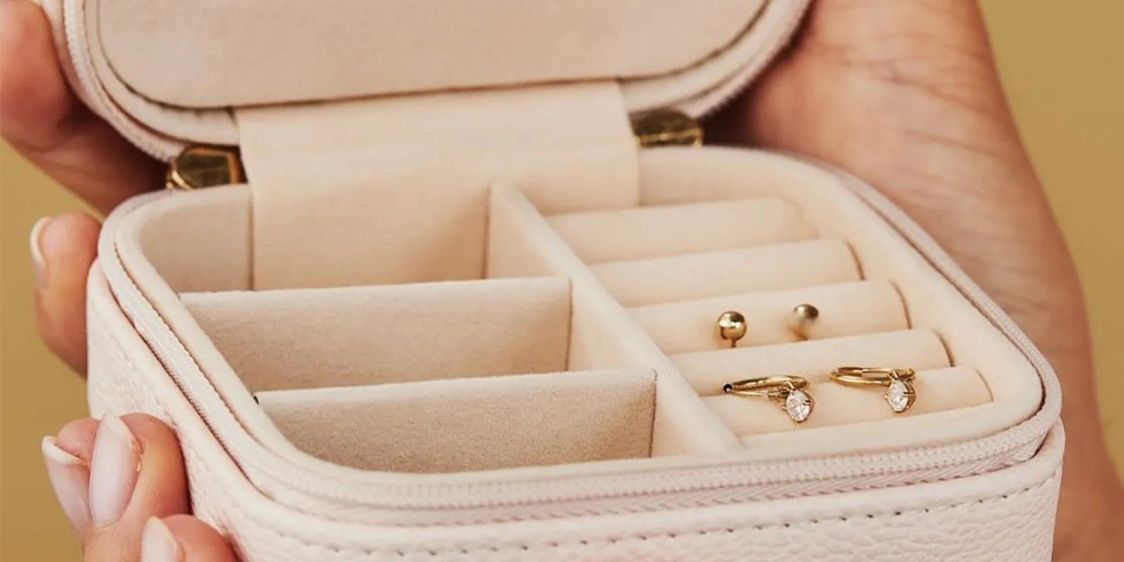 Storing jewellery