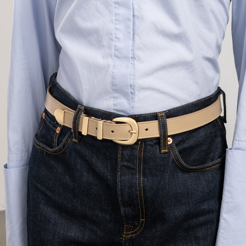 Isabel Bernard Rêveur Mathilde taupe kalfsleren riem met goud-kleurige gesp IB60020-078-95-zoom-