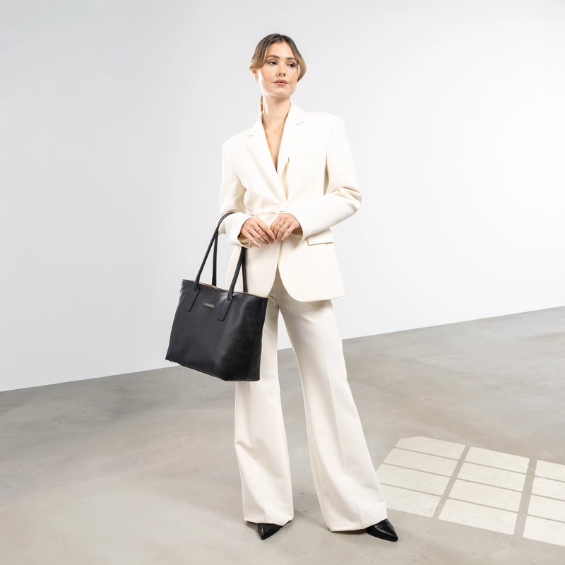 Isabel Bernard Honoré Elin Zwarte kalfslederen schoudertas IB25111-001-zoom-