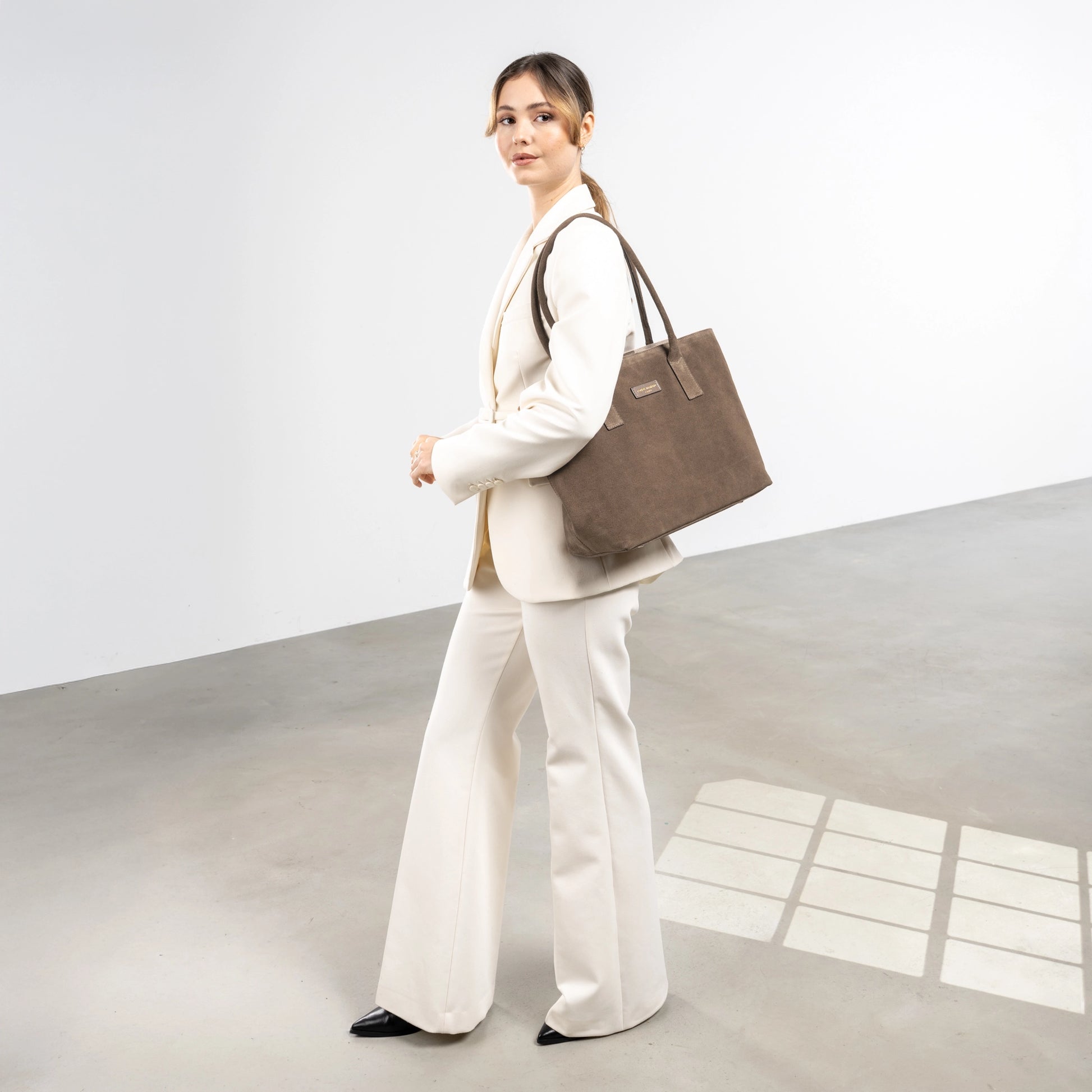 Isabel Bernard Honoré Elin Taupe Suede shoulder bag IB25111-178