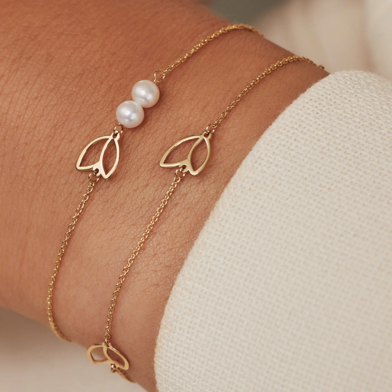 Isabel Bernard Cadeau d'Isabel 14 karat gold bracelet and ear studs gift set with freshwater pearls IB90185