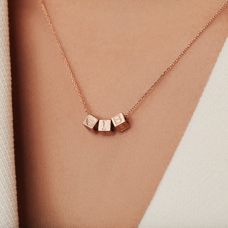 Isabel Bernard La Concorde 14 Karaat Roségouden Kubus Initial Ketting IB340055-Z-zoom-