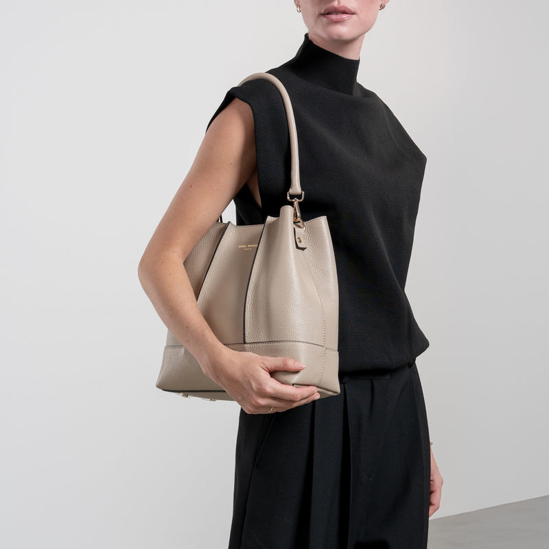 Isabel Bernard Femme Forte Macie Taupe Kalfsleren Schoudertas IB25074-078-zoom-