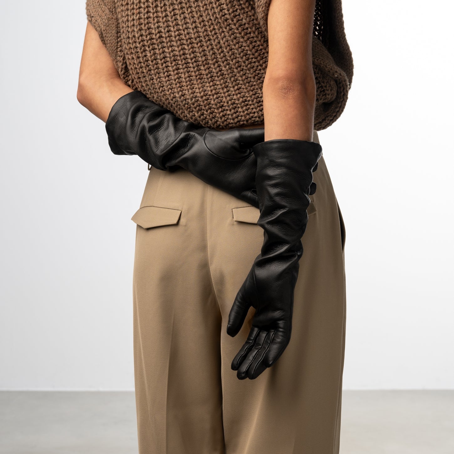 Isabel Bernard Honoré Ines black goatskin leather gloves IB67005-301-6.5