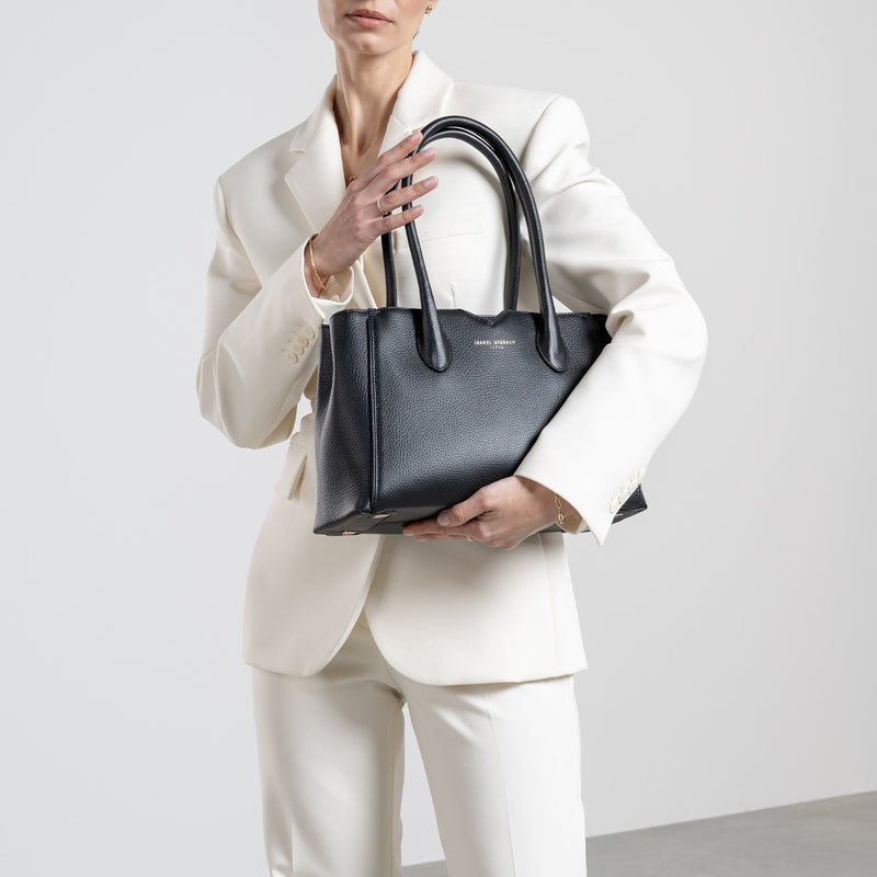 Isabel Bernard Honoré Cloe Midi Zwarte Kalfsleren Handtas IB25082-001-zoom-