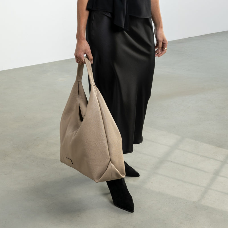 Isabel Bernard Honoré Grace taupe leren schoudertas van kalfsleer IB25093-078-zoom-