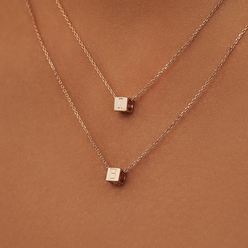 Isabel Bernard La Concorde Felie 14 Karaat Rosé Gouden Kubus Initial Bedel IB350047-Z-zoom-