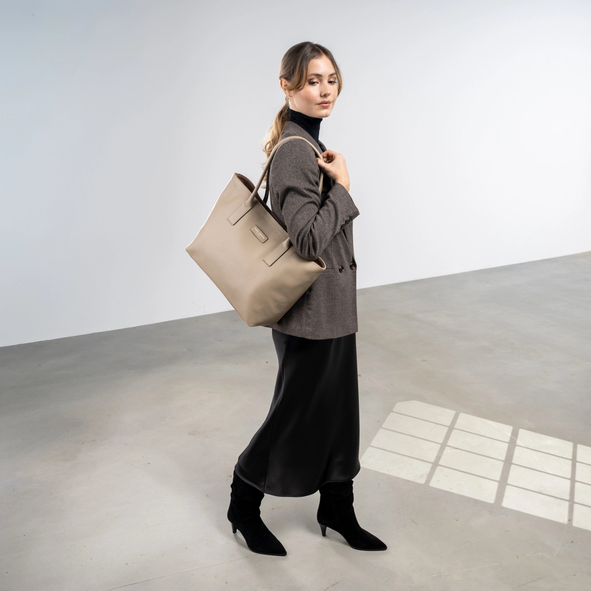 Isabel Bernard Honoré Elin Taupe calfskin leather shoulder bag IB25111-078