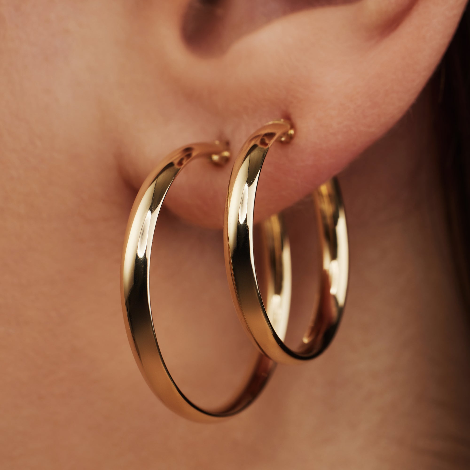 Isabel Bernard Rivoli Estrella 14 Carat Golden Hoop Earrings IB360126