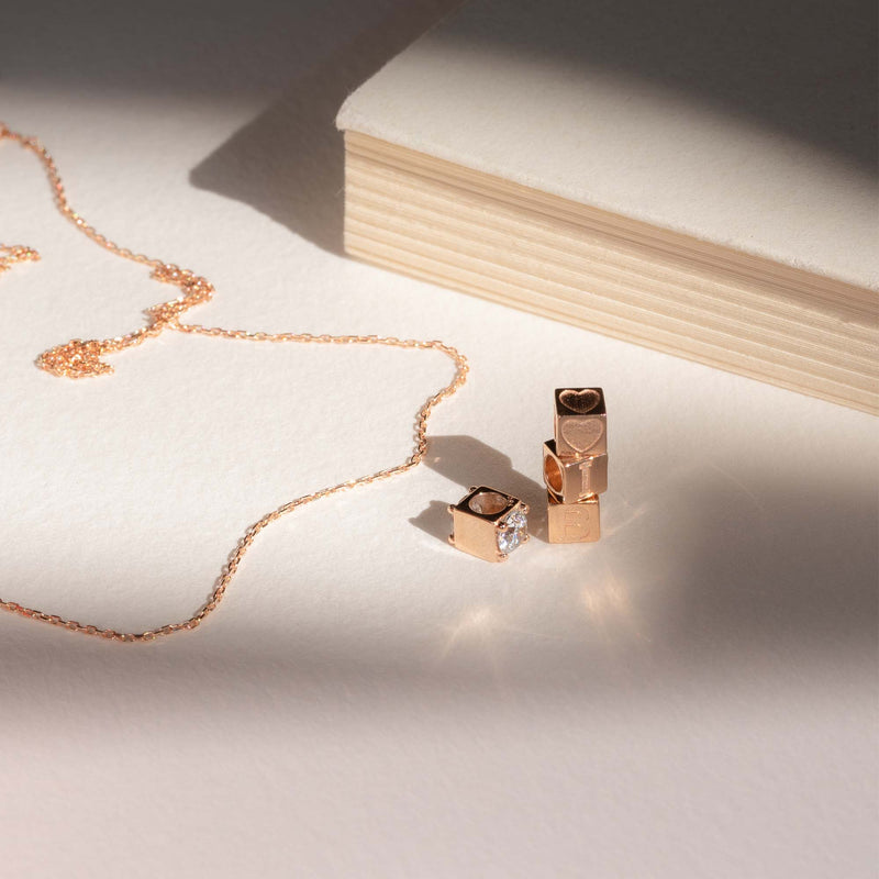 Isabel Bernard La Concorde Felie 14 Karaat Rosé Gouden Kubus Initial Bedel IB350047-Z-zoom-