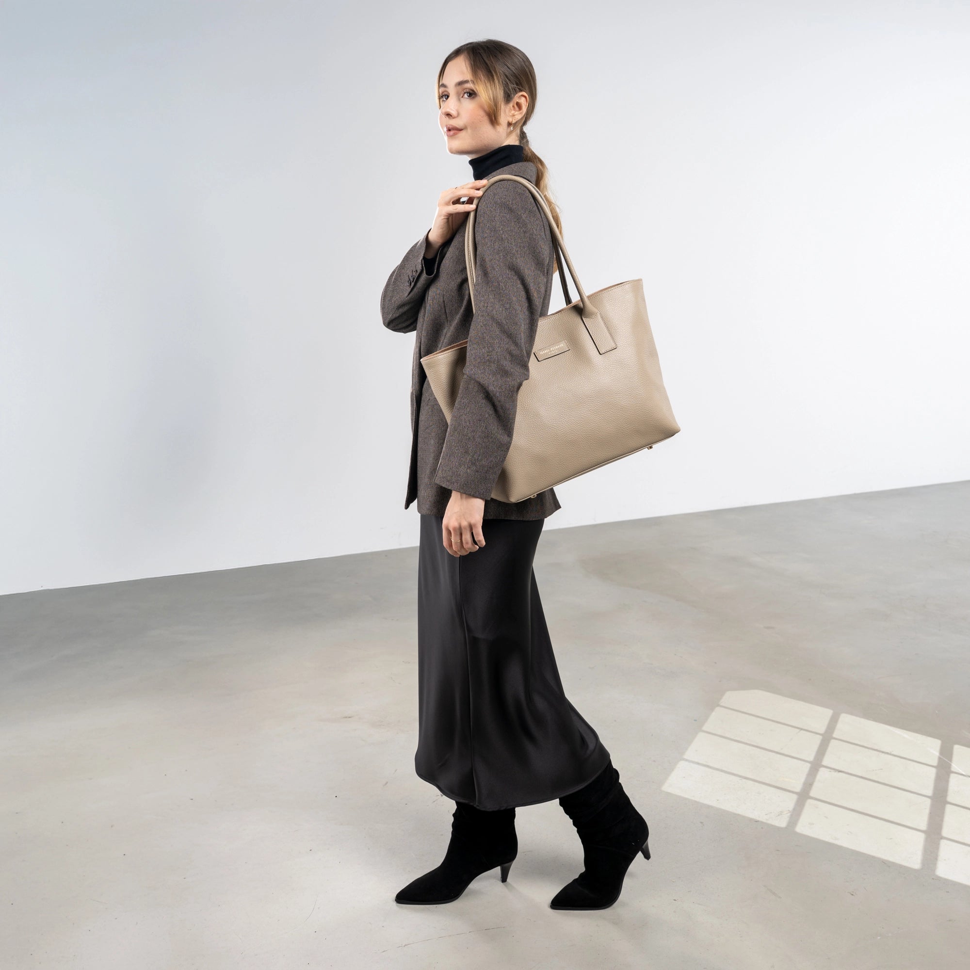 Isabel Bernard Honoré Elin Taupe calfskin leather shoulder bag IB25111-078