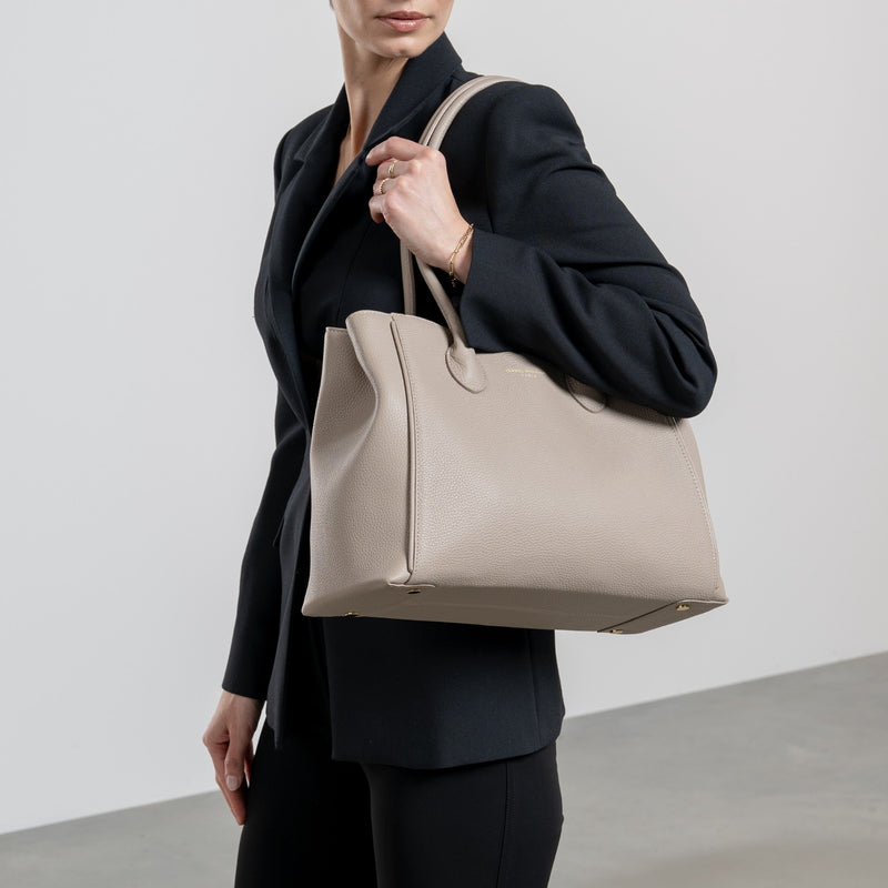 Isabel Bernard Honoré Cloe Taupe Handtas van Kalfsleer IB25016-zoom-